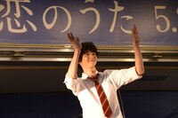 ファンに手を振る鈴木仁。