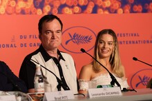 左からクエンティン・タランティーノ、マーゴット・ロビー。