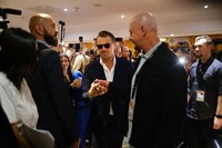 レオナルド・ディカプリオ（中央）