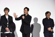 中継カメラに向かって「九州の皆さん観てますかー」と手を振る堺雅人（中央）。