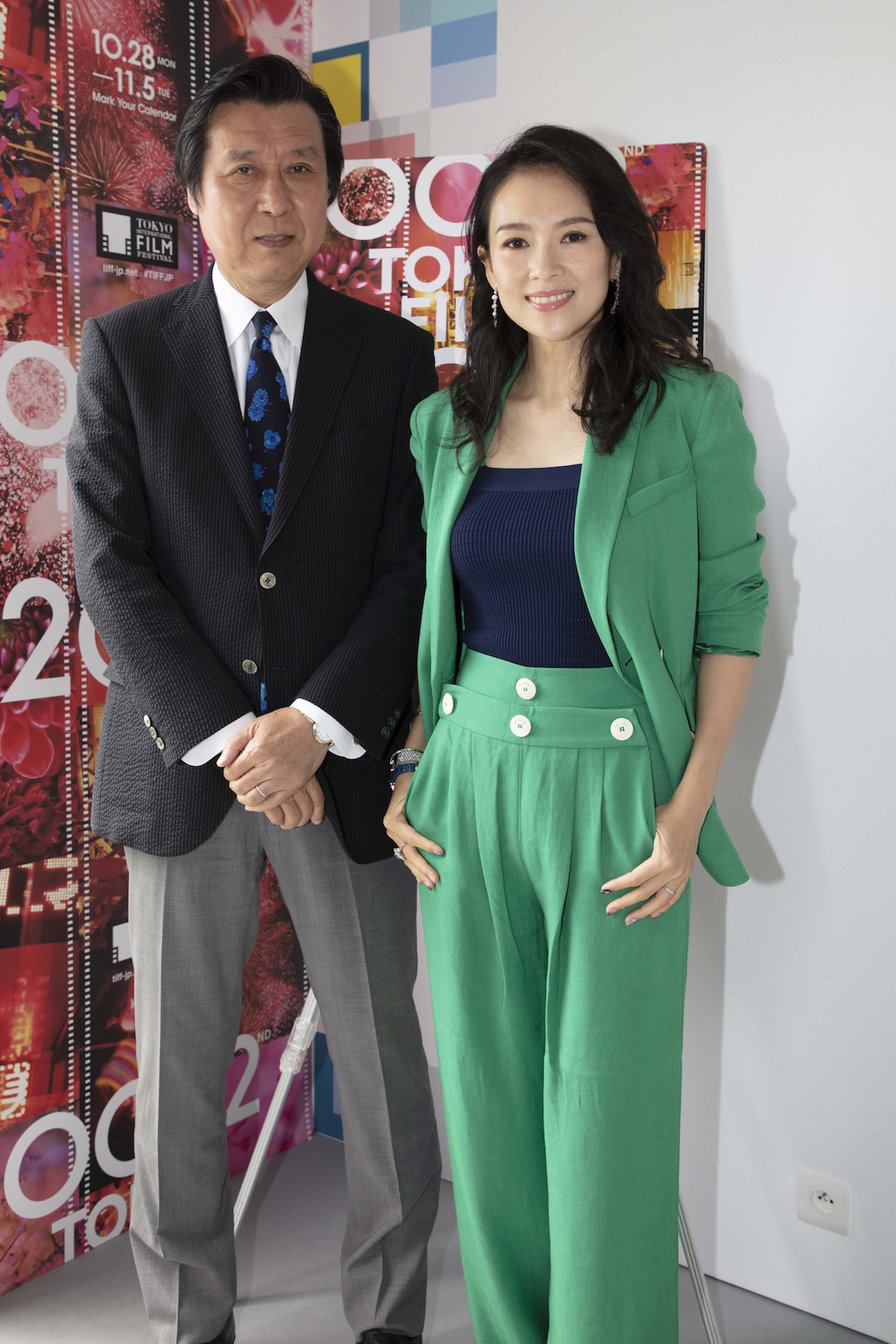 左から久松猛朗、チャン・ツィイー。