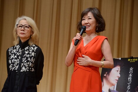 左より、木内みどりと感極まる浅田美代子。