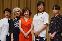 映画「エリカ38」特別試写会の前に行われた舞台挨拶の様子。左から菜葉菜、木内みどり、浅田美代子、南海キャンディーズしずちゃん、佐伯日菜子。