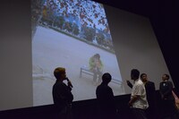 あたるを抱く綾部真弥の写真。