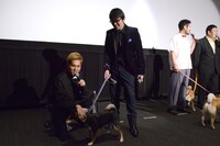 じっちゃんをなでる水野勝（左）。