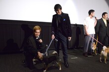 じっちゃんをなでる水野勝（左）。