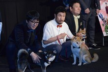 左からじっちゃんと大西信満、あたると渋川清彦、さちことドロンズ石本。