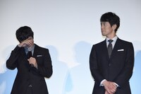 挨拶を失敗したことを悔やむ西島秀俊（左）。