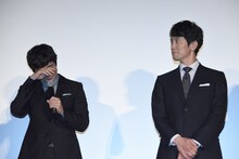 挨拶を失敗したことを悔やむ西島秀俊（左）。