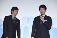 左から西島秀俊、佐々木蔵之介。