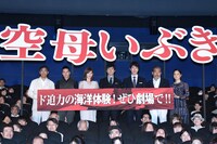 「空母いぶき」初日舞台挨拶の様子。左から若松節朗監督、市原隼人、本田翼、西島秀俊、佐々木蔵之介、藤竜也、深川麻衣。
