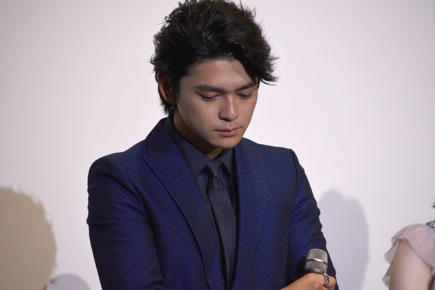 ヨースケ＠HOMEからの手紙に耳を傾ける眞栄田郷敦。