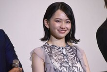 ヨースケ＠HOMEからの手紙を受け、涙を拭った山田杏奈。