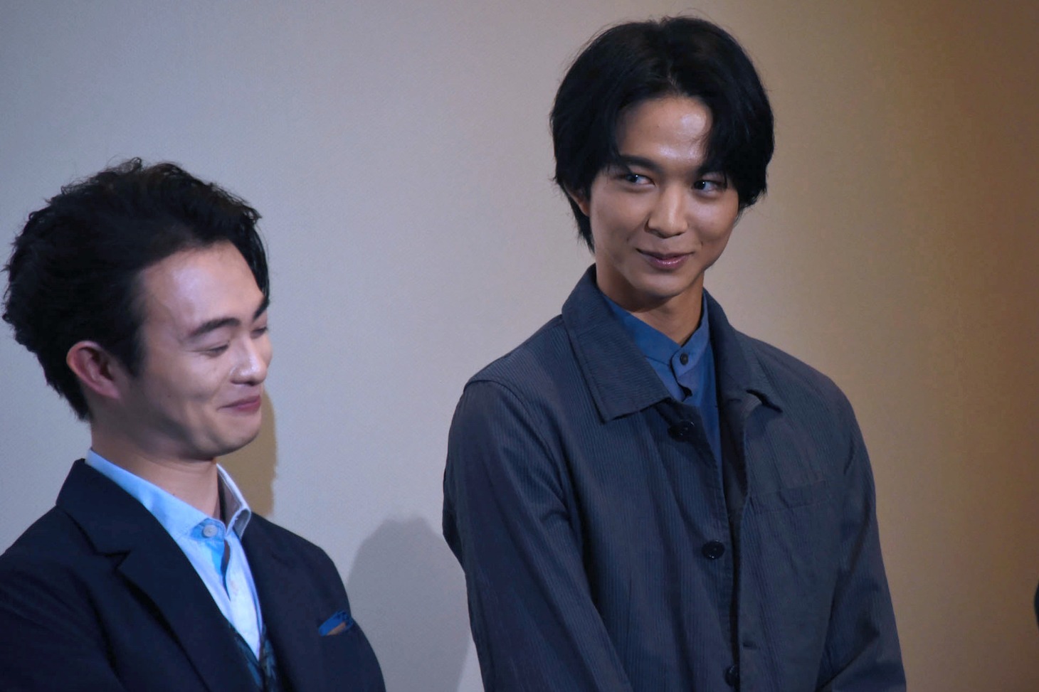 左から森永悠希、鈴木仁。