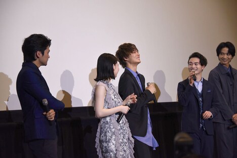 言葉を詰まらせる佐野勇斗（中央）と、言葉を代弁する森永悠希（右から2番目）。