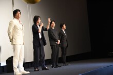 「3回観た人？」と観客に尋ねる山崎賢人（中央左）。