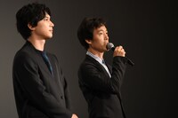 左から吉沢亮、佐藤信介。