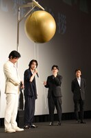 くす玉を割る前の様子。