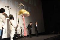 くす玉を割る様子。