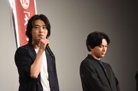 左から山崎賢人、吉沢亮。