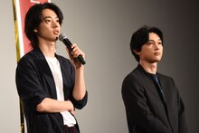 左から山崎賢人、吉沢亮。