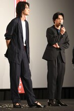 左から山崎賢人、吉沢亮。