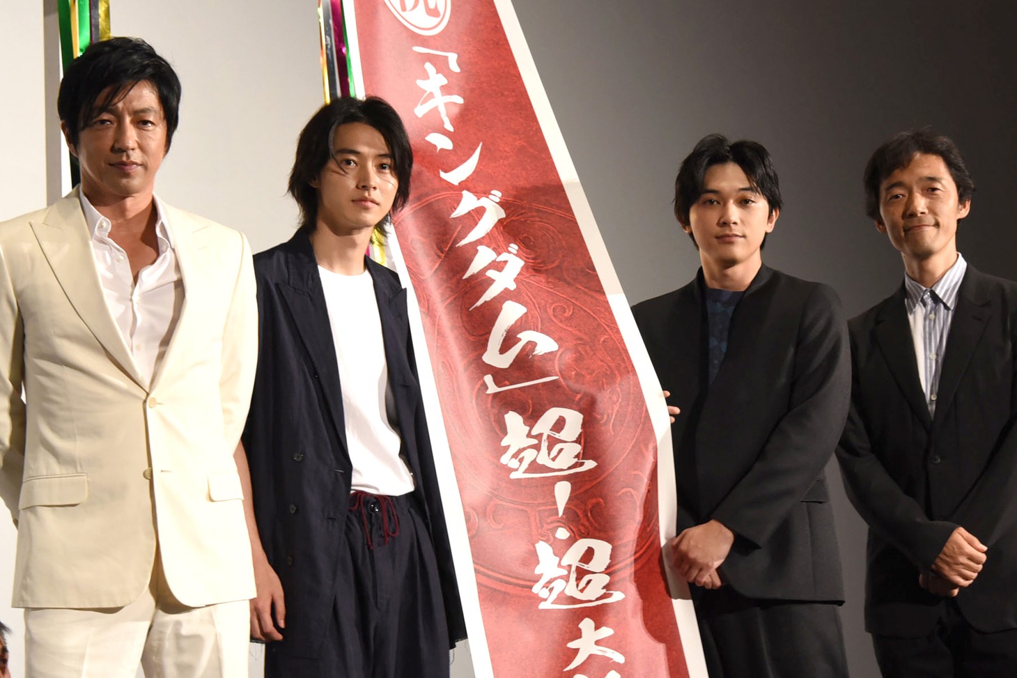 「キングダム」“超大ヒット舞台挨拶”にて、左から大沢たかお、山崎賢人、吉沢亮、佐藤信介。