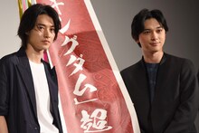 左から山崎賢人、吉沢亮。