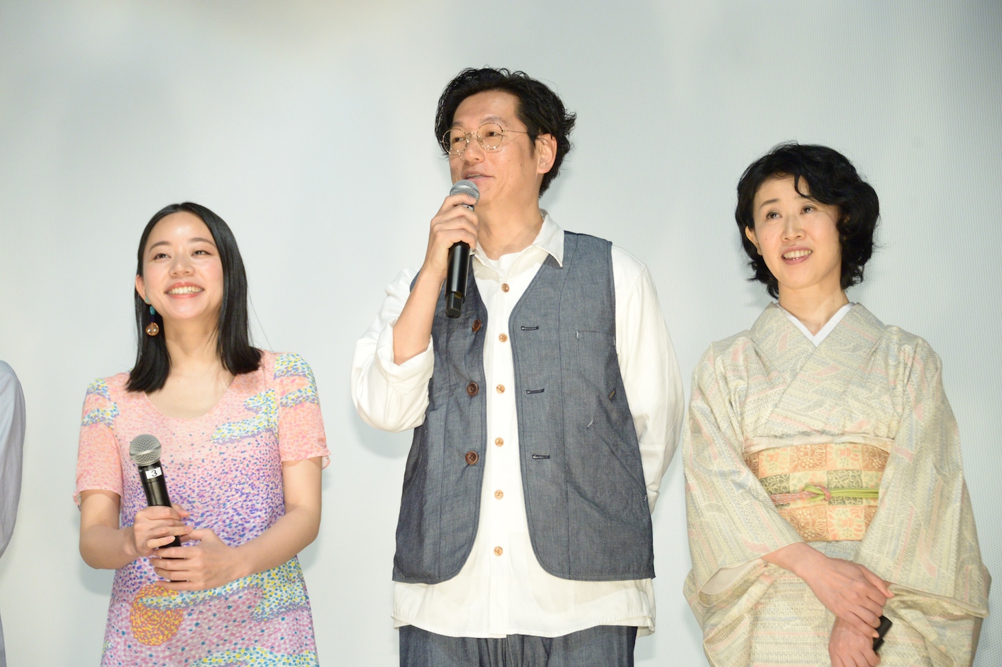 左から大西礼芳、井浦新、安部聡子。