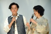 左から井浦新、安部聡子。
