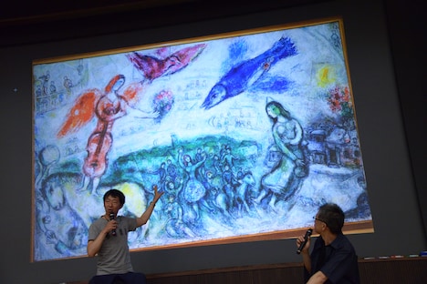 マルク・シャガールの絵画を引き合いに自作「嵐電」を解説する鈴木卓爾（左）。