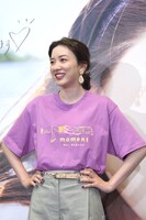 Tシャツをアピールする永野芽郁。