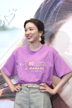 Tシャツをアピールする永野芽郁。