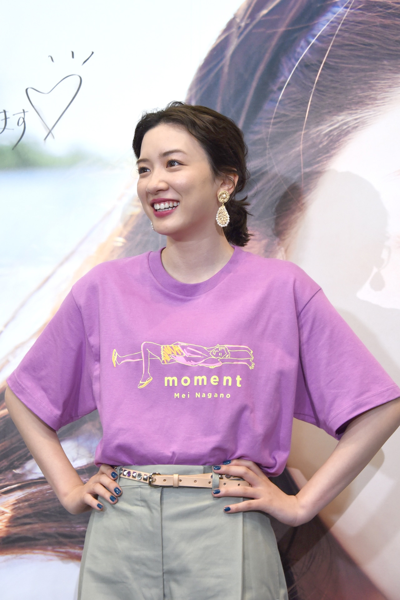 Tシャツをアピールする永野芽郁。