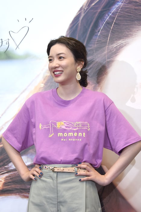 Tシャツをアピールする永野芽郁。