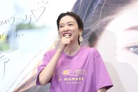 たくさんのフラッシュを浴びて照れる永野芽郁。