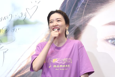 たくさんのフラッシュを浴びて照れる永野芽郁。