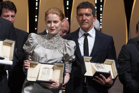 エミリー・ビーチャム、アントニオ・バンデラス。（写真提供：Boesl/picture alliance / 2019 Hubert B / Newscom / ゼータ イメージ）