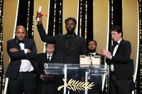 ラジ・リ（前列中央） （写真提供：PHOTOPQR / /NICE MATIN / MAXPPP / Newscom / ゼータ イメージ）