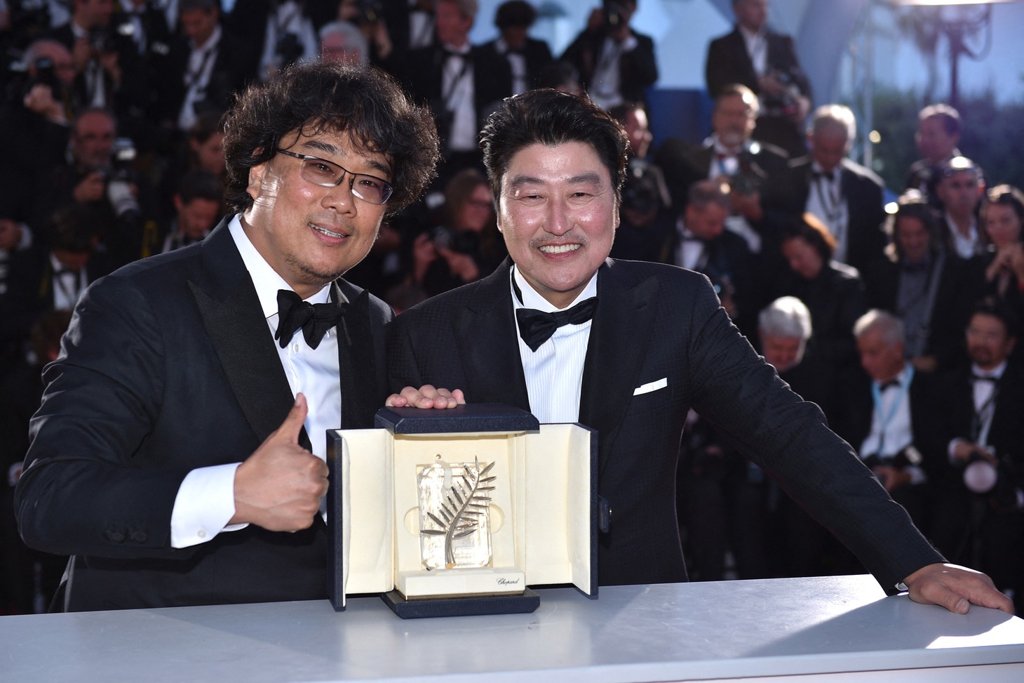 左からポン・ジュノ、ソン・ガンホ。（写真提供：Abaca Press / Hahn Lionel / Abaca / Sipa USA / Newscom / ゼータ イメージ）