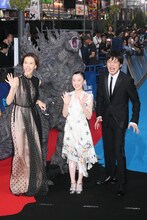 左から木村佳乃、芦田愛菜、田中圭。