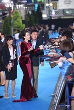 ファンサービスをするチャン・ツィイー。