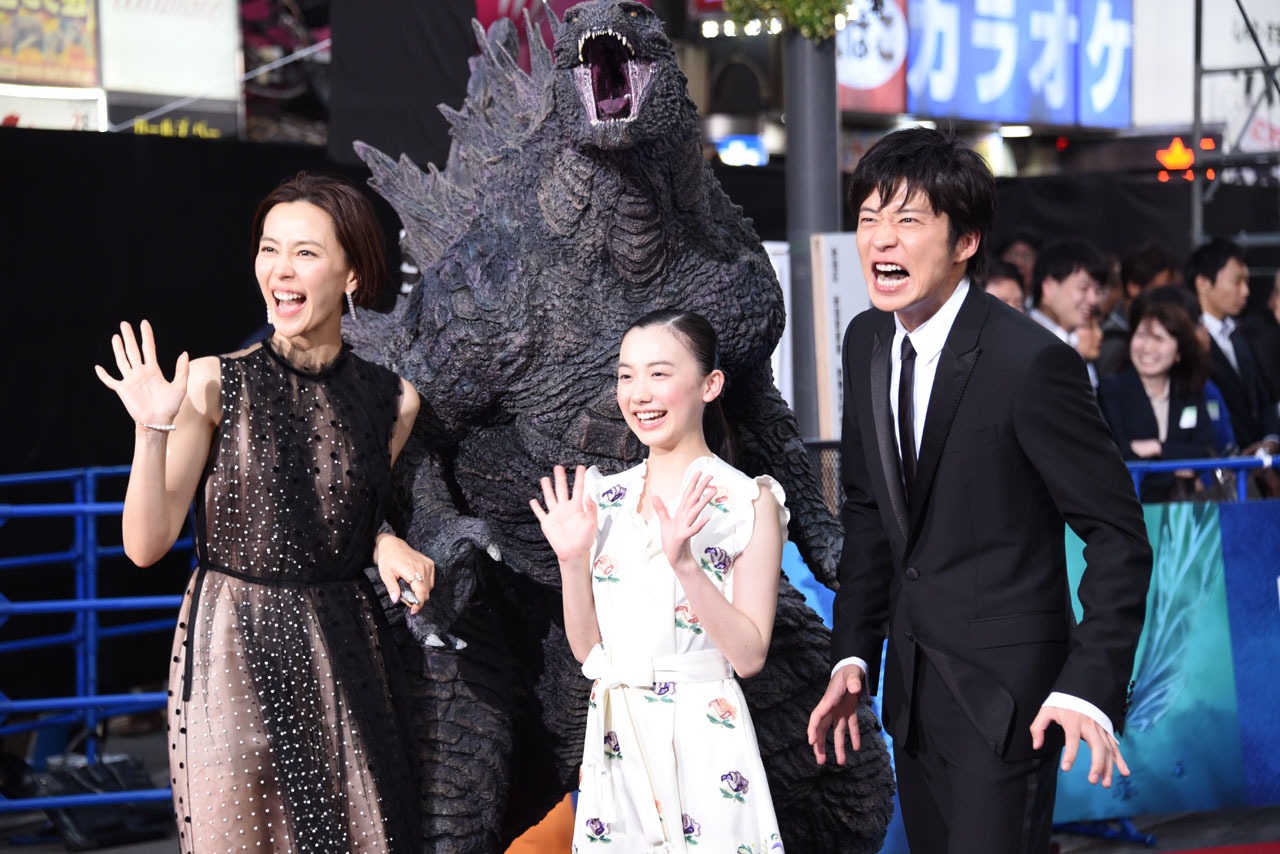 左から木村佳乃、芦田愛菜、田中圭。