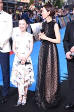 左から芦田愛菜、木村佳乃。