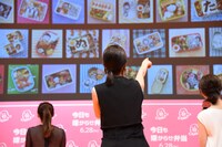 劇中に登場したキャラ弁を眺めるキャスト陣。