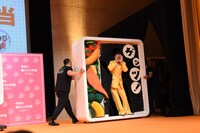 舞台袖にはけていくダンディ坂野。