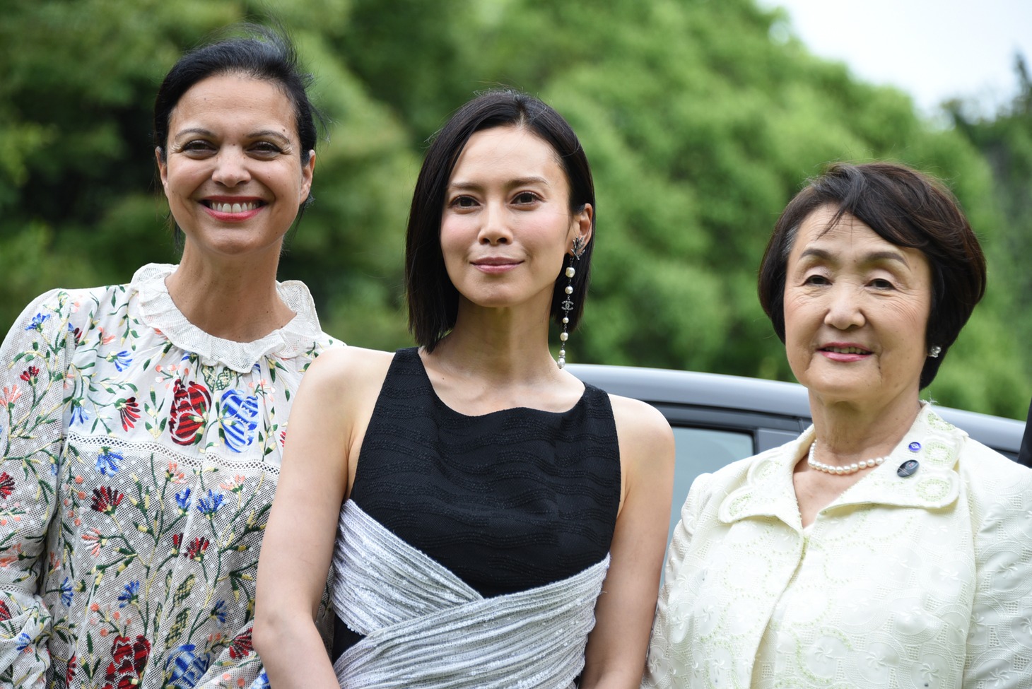 左からイザベル・ジョルダーノ、中谷美紀、林文子。