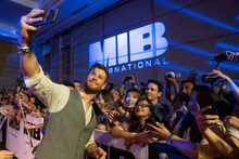 インドネシア・バリ島のファンとともにセルフィーを撮影するクリス・ヘムズワース。