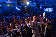 インドネシア・バリ島のファンとともにセルフィーを撮影するクリス・ヘムズワース。