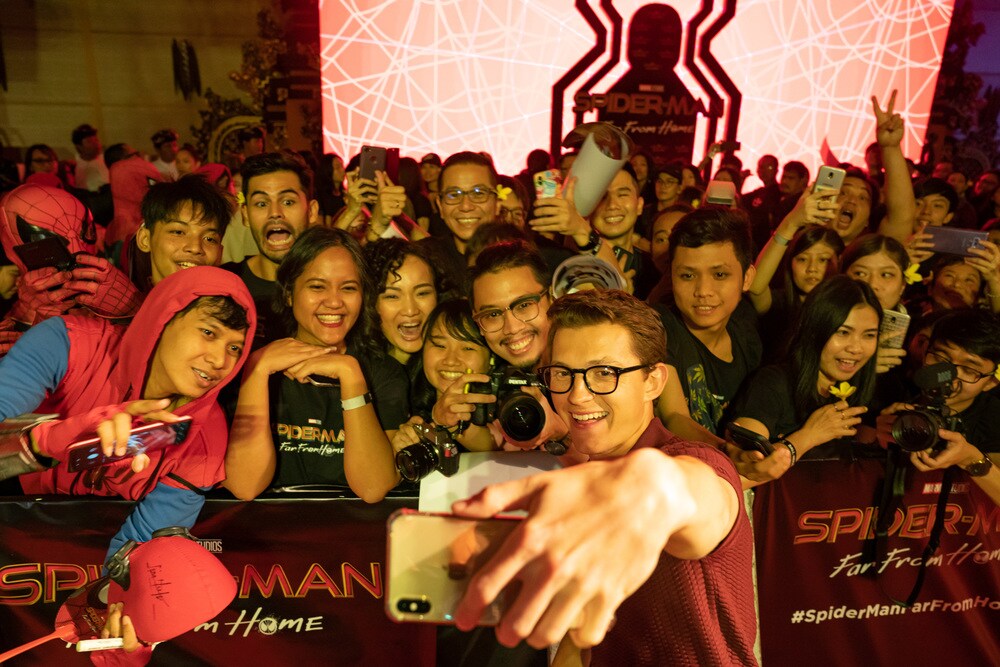 「スパイダーマン」トム・ホランド、メガネ姿でバリ島のファンと交流